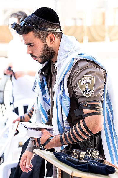 8 - GERUSALEMME - MURO DEL PIANTO MILTARE ISRAELIANO IN PREGHIERA.jpg